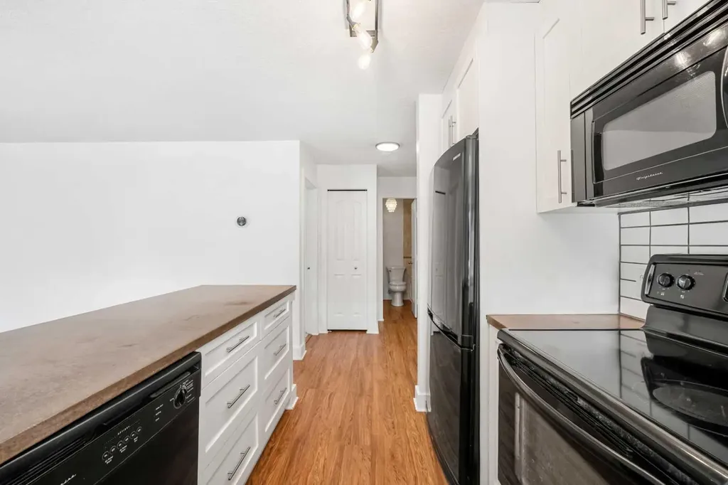 2110 15 Street SW Calgary AB T2T 3Y8