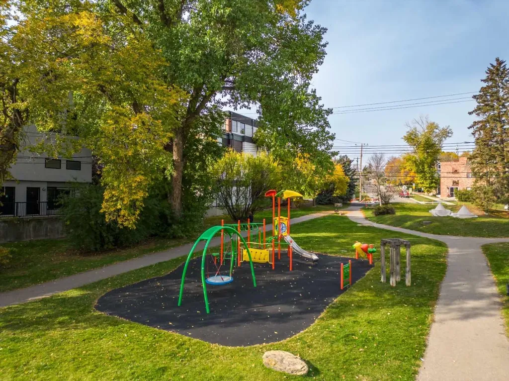 2110 15 Street SW Calgary AB T2T 3Y8