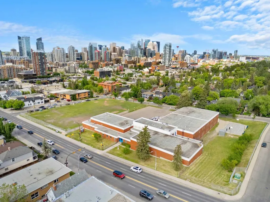 2110 15 Street SW Calgary AB T2T 3Y8