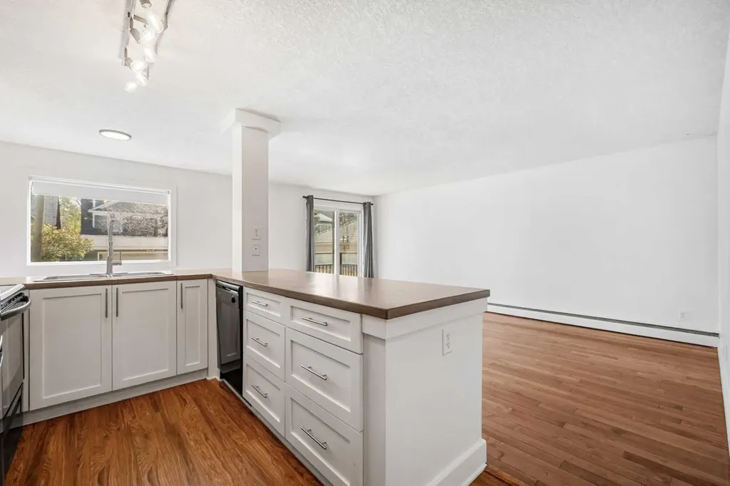 2110 15 Street SW Calgary AB T2T 3Y8