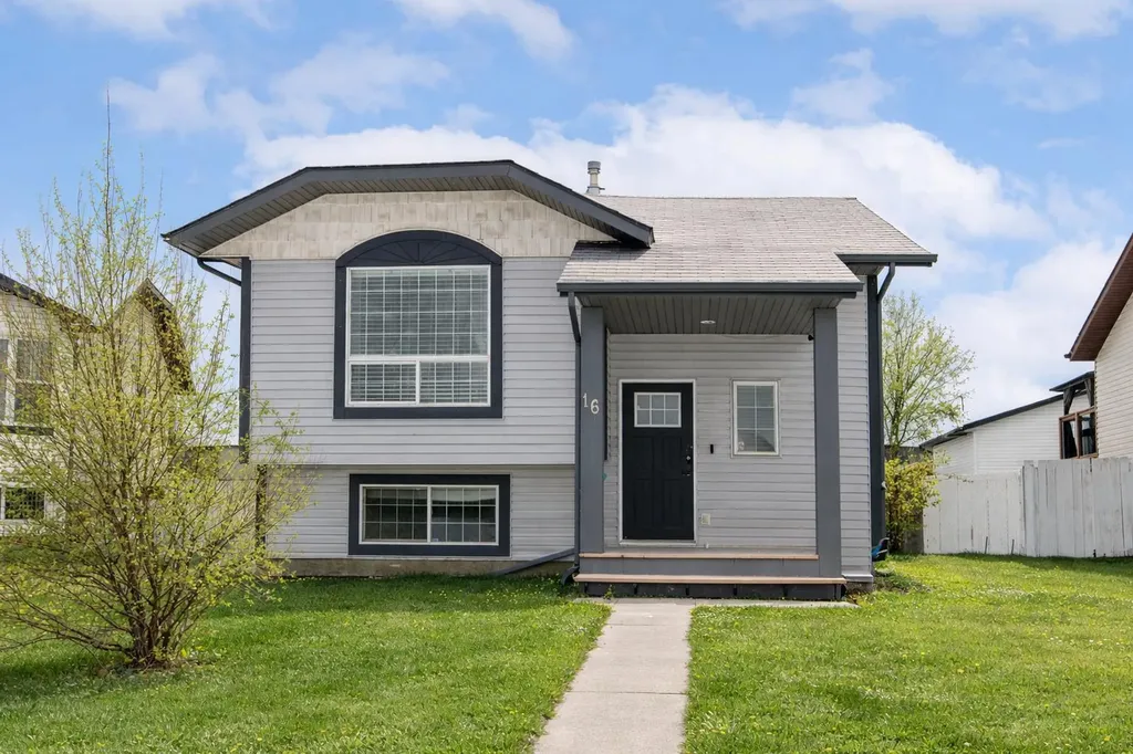 16 Johnson Close Penhold AB T0M 0R1