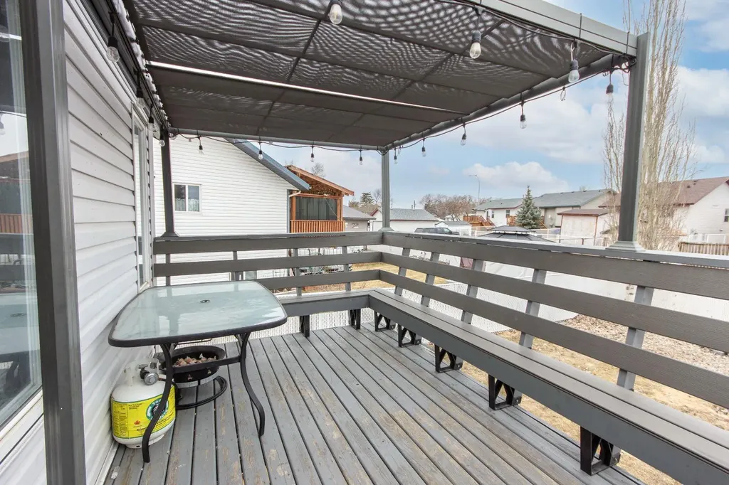16 Johnson Close Penhold AB T0M 0R1