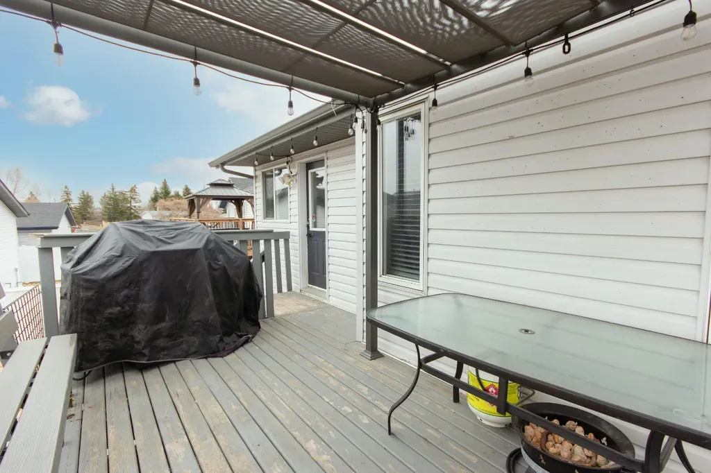 16 Johnson Close Penhold AB T0M 0R1