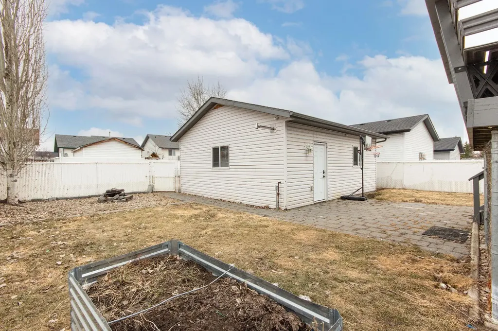 16 Johnson Close Penhold AB T0M 0R1