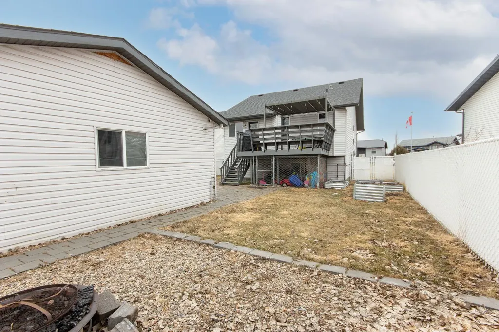 16 Johnson Close Penhold AB T0M 0R1