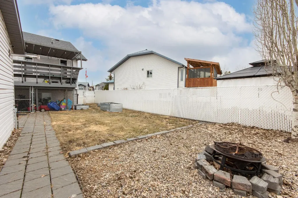 16 Johnson Close Penhold AB T0M 0R1