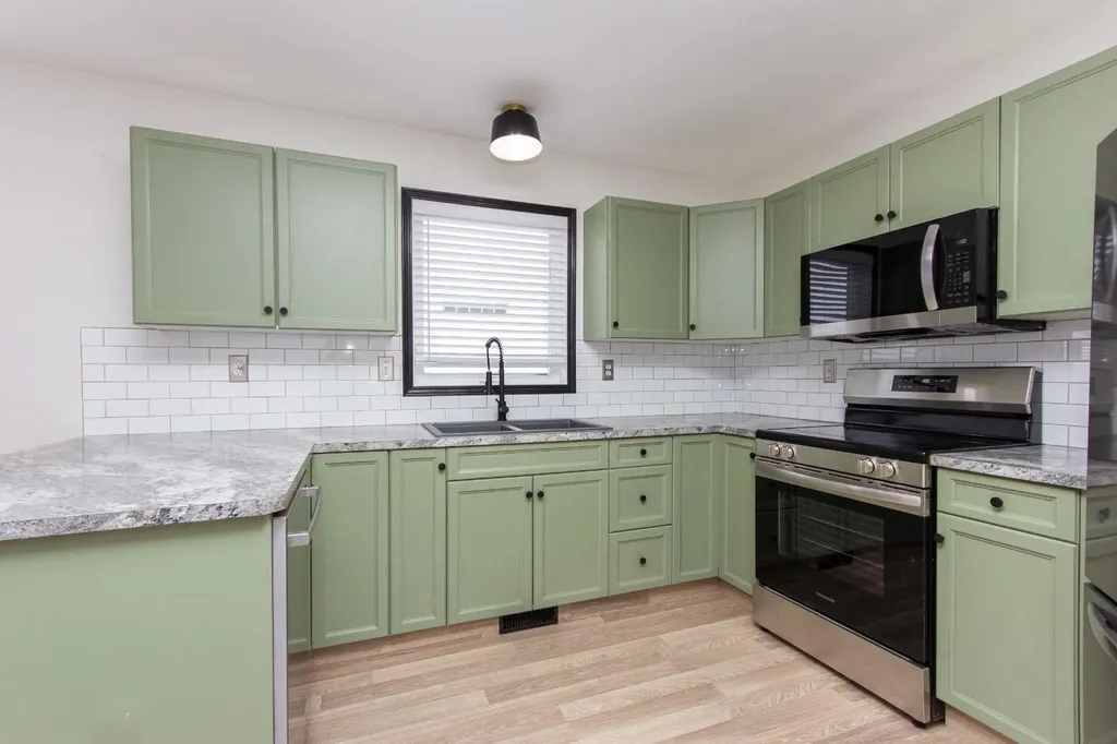 16 Johnson Close Penhold AB T0M 0R1
