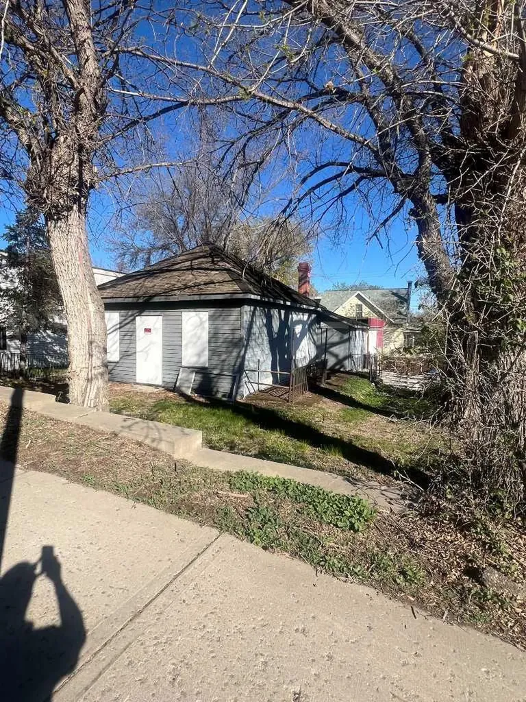 74 2 Street SE Medicine Hat AB T1A 0B7