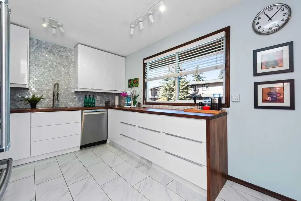 27 Silver Springs Drive NW Calgary AB T3B 4N3