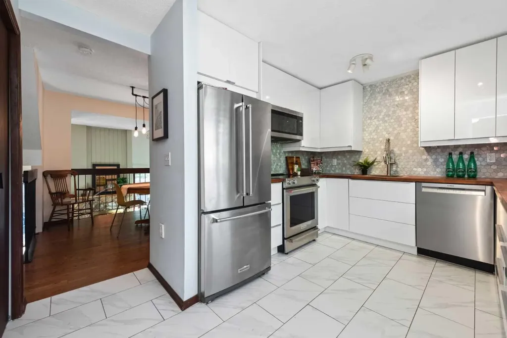 27 Silver Springs Drive NW Calgary AB T3B 4N3