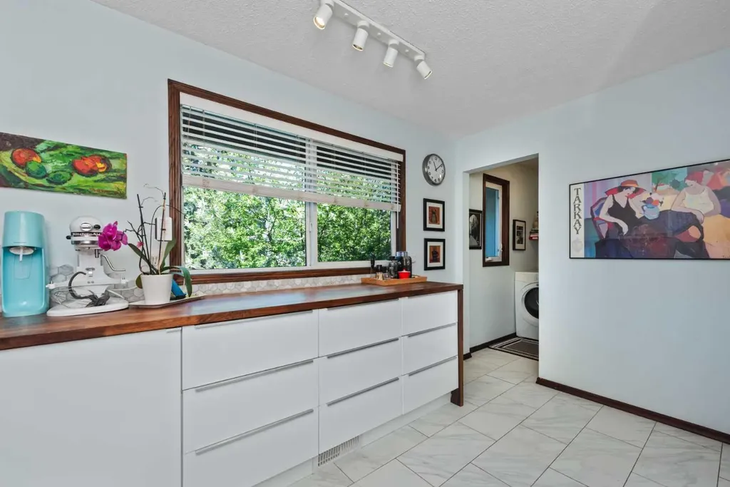 27 Silver Springs Drive NW Calgary AB T3B 4N3