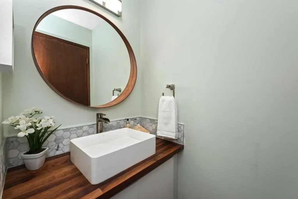 27 Silver Springs Drive NW Calgary AB T3B 4N3