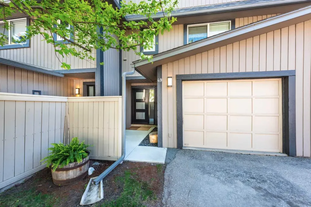 27 Silver Springs Drive NW Calgary AB T3B 4N3