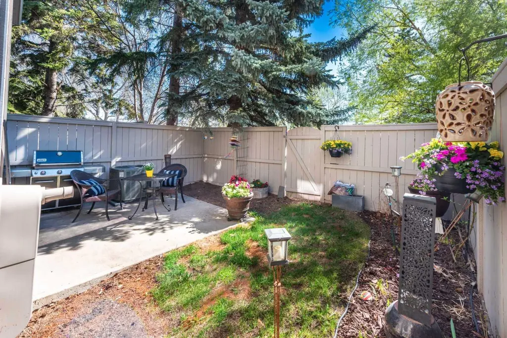 27 Silver Springs Drive NW Calgary AB T3B 4N3