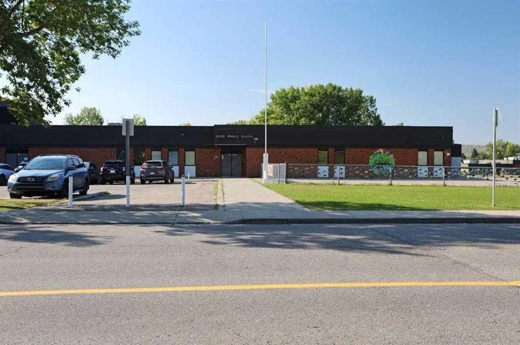 27 Silver Springs Drive NW Calgary AB T3B 4N3