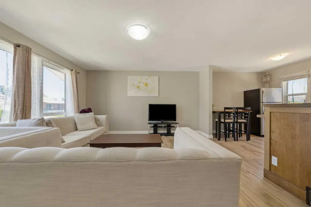 10 Trent Road W Lethbridge AB T1K 4N2