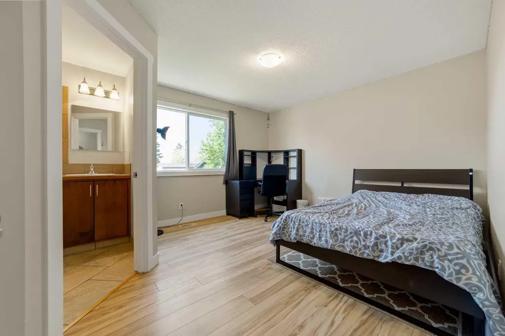 10 Trent Road W Lethbridge AB T1K 4N2