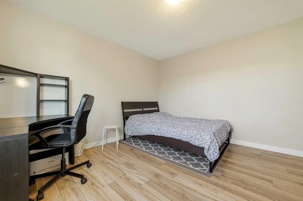 10 Trent Road W Lethbridge AB T1K 4N2