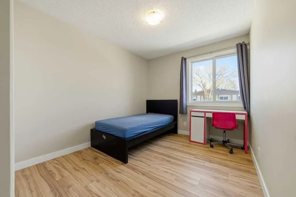 10 Trent Road W Lethbridge AB T1K 4N2