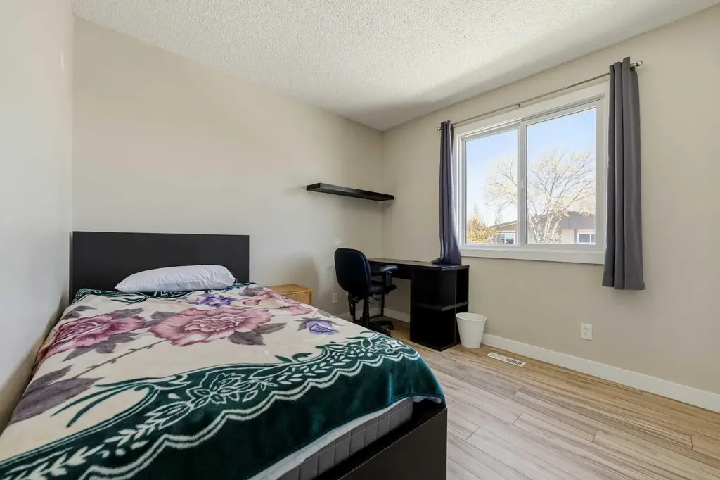 10 Trent Road W Lethbridge AB T1K 4N2