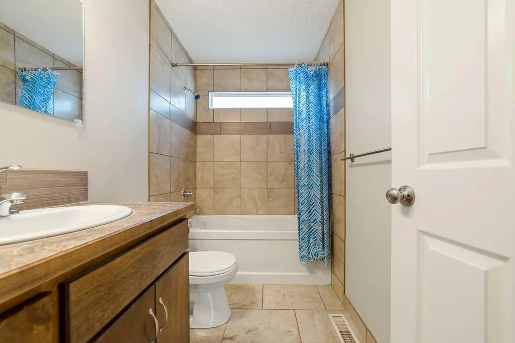 10 Trent Road W Lethbridge AB T1K 4N2