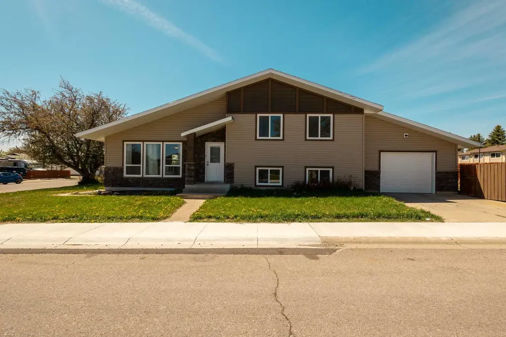 10 Trent Road W Lethbridge AB T1K 4N2