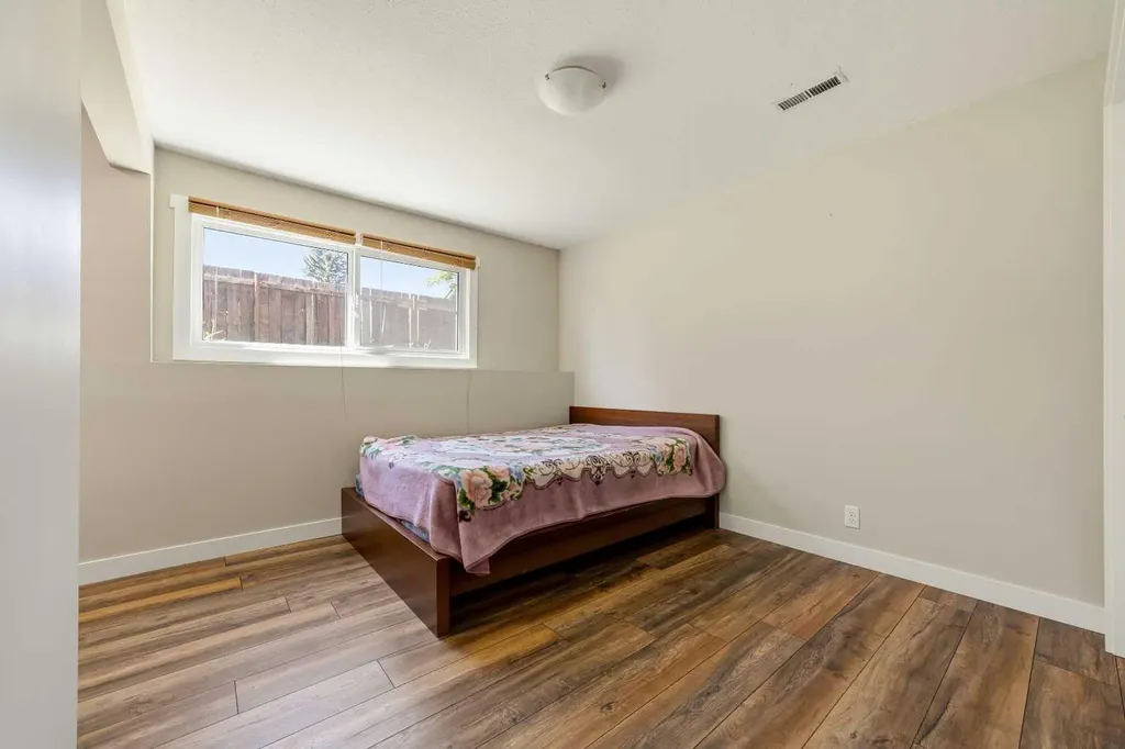 10 Trent Road W Lethbridge AB T1K 4N2
