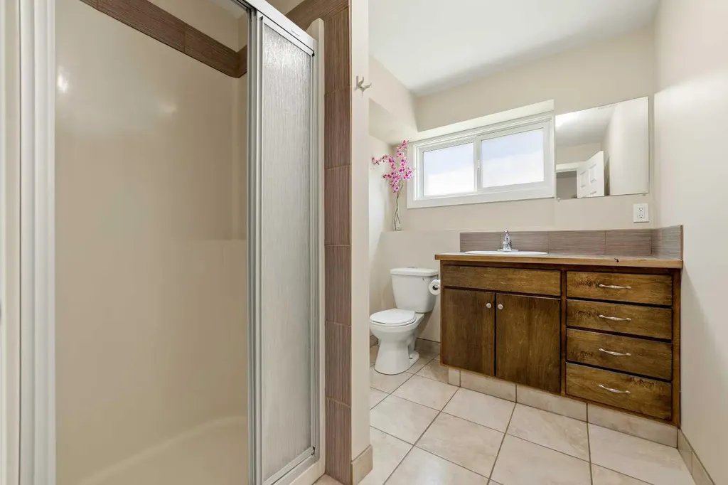 10 Trent Road W Lethbridge AB T1K 4N2