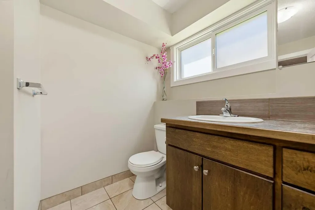 10 Trent Road W Lethbridge AB T1K 4N2