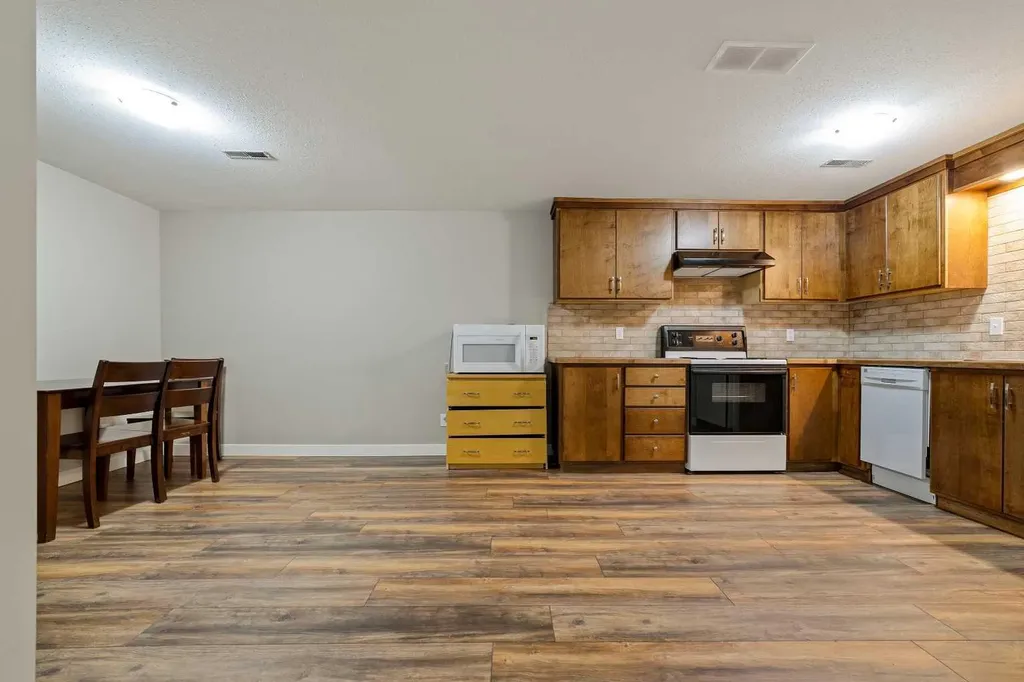 10 Trent Road W Lethbridge AB T1K 4N2