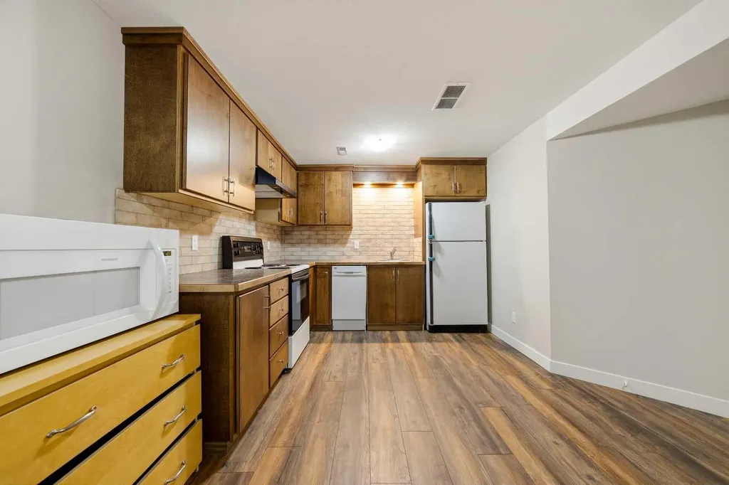 10 Trent Road W Lethbridge AB T1K 4N2