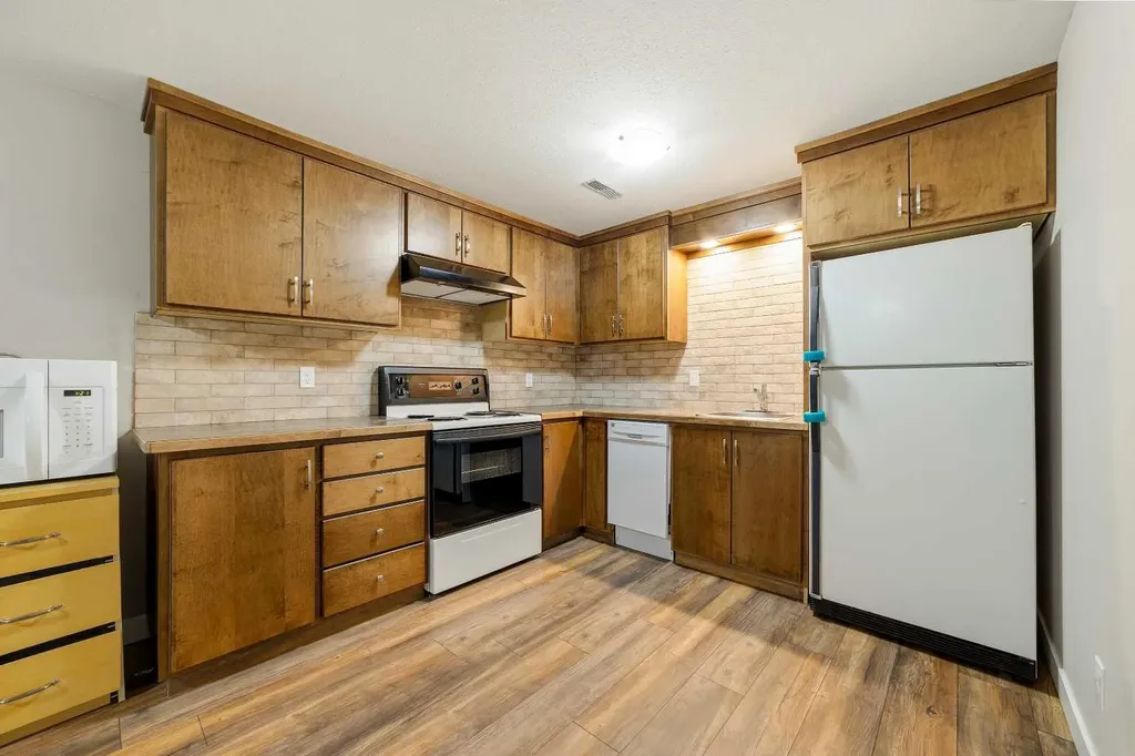 10 Trent Road W Lethbridge AB T1K 4N2