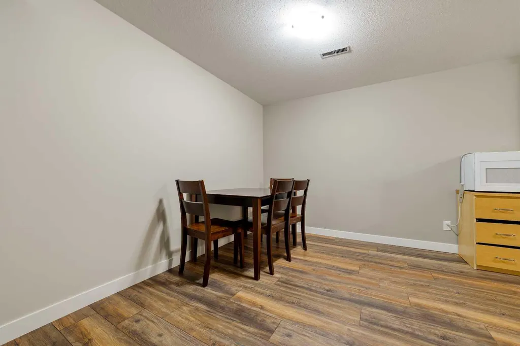 10 Trent Road W Lethbridge AB T1K 4N2