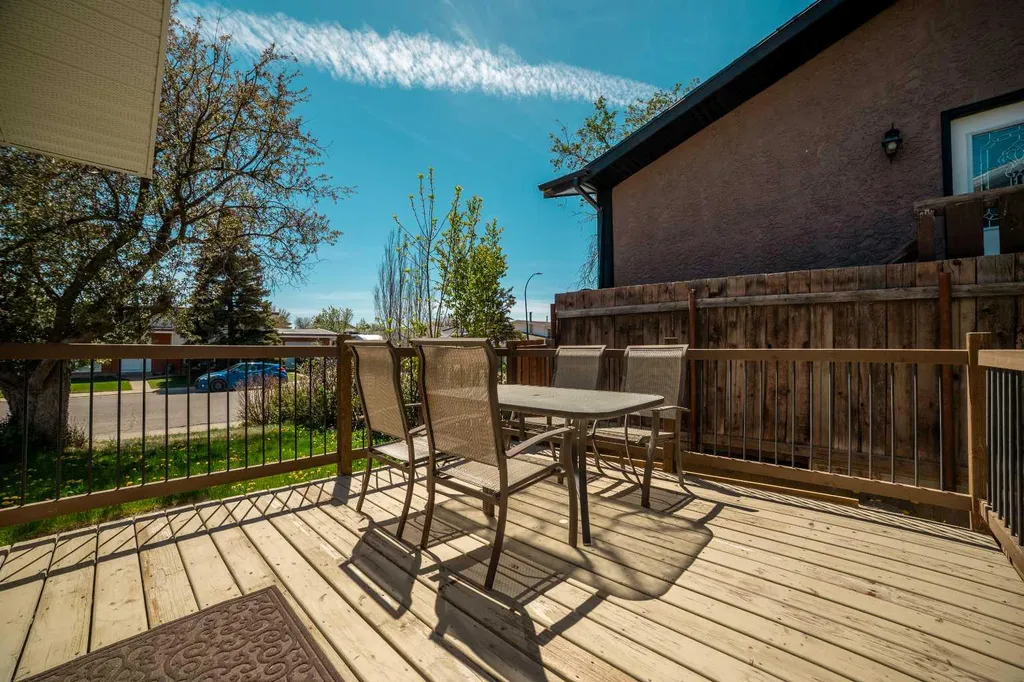 10 Trent Road W Lethbridge AB T1K 4N2