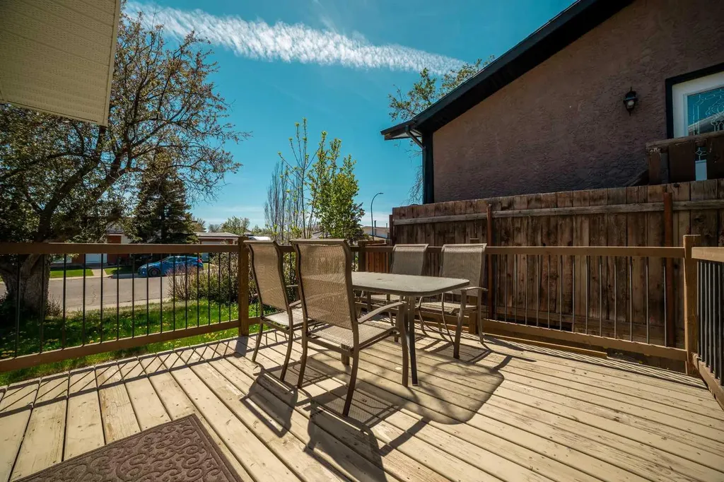 10 Trent Road W Lethbridge AB T1K 4N2