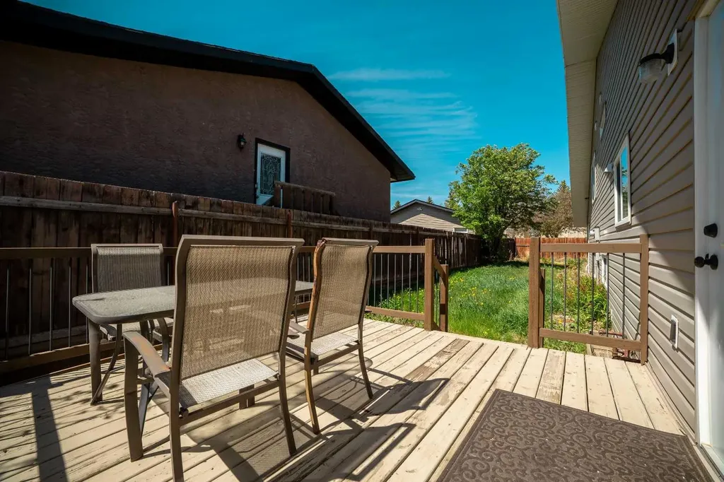 10 Trent Road W Lethbridge AB T1K 4N2