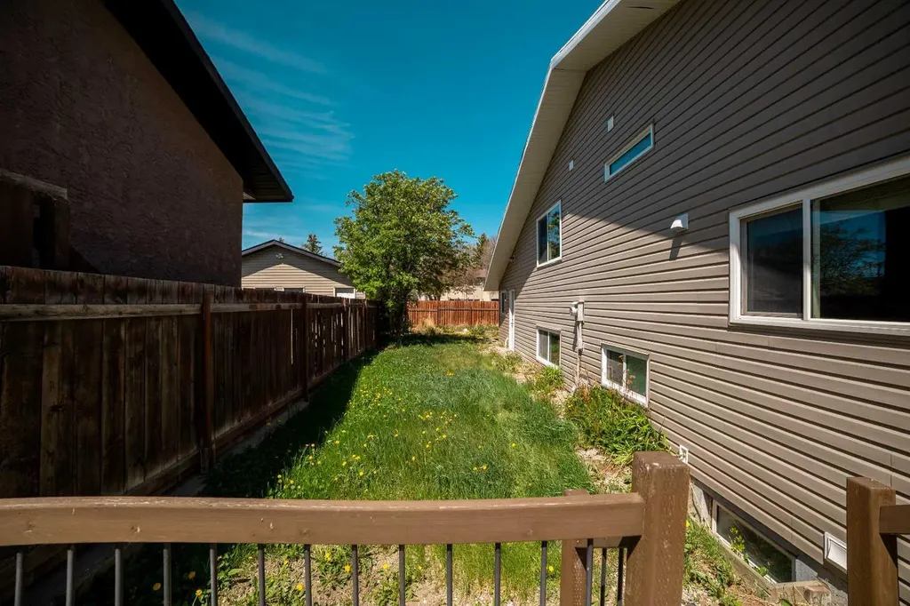 10 Trent Road W Lethbridge AB T1K 4N2