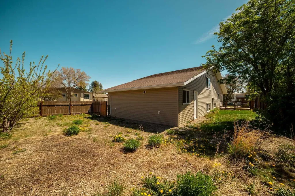 10 Trent Road W Lethbridge AB T1K 4N2
