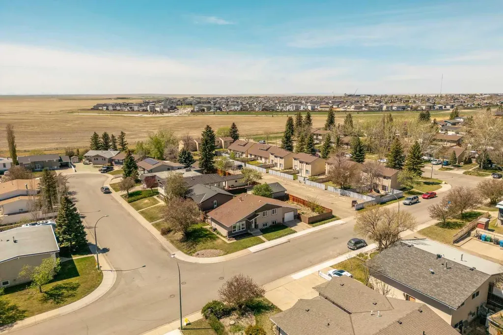 10 Trent Road W Lethbridge AB T1K 4N2
