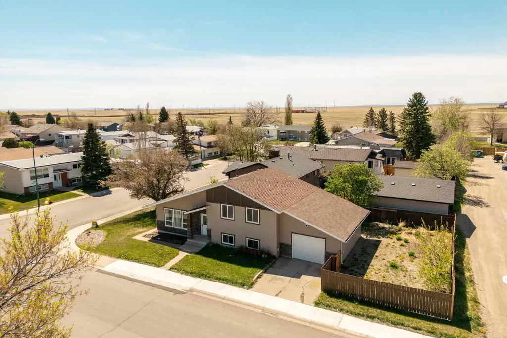 10 Trent Road W Lethbridge AB T1K 4N2