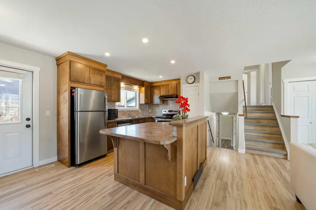 10 Trent Road W Lethbridge AB T1K 4N2