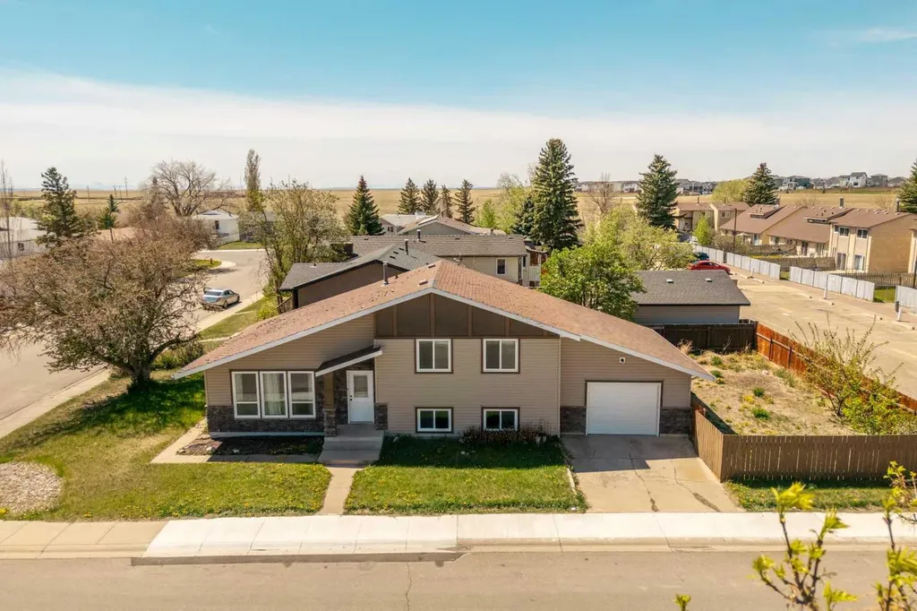 10 Trent Road W Lethbridge AB T1K 4N2