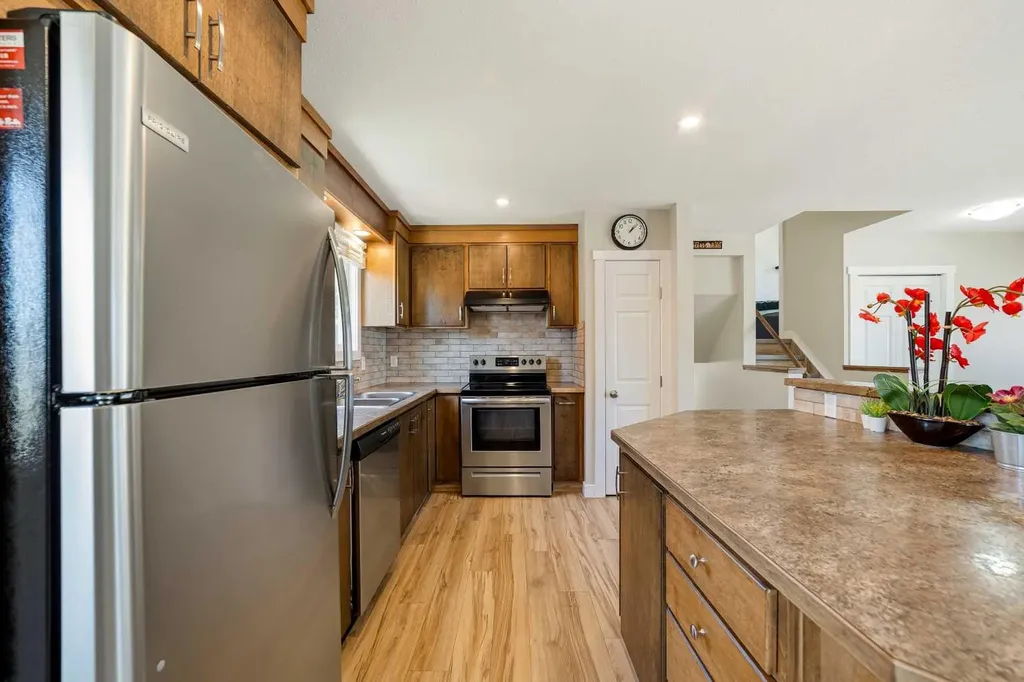 10 Trent Road W Lethbridge AB T1K 4N2