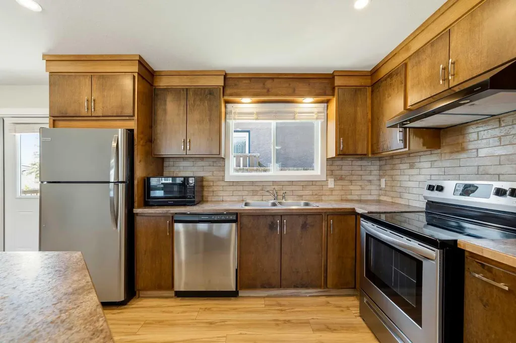 10 Trent Road W Lethbridge AB T1K 4N2