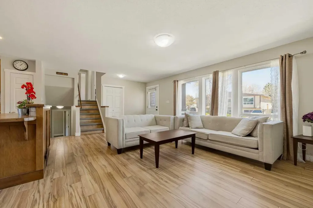 10 Trent Road W Lethbridge AB T1K 4N2