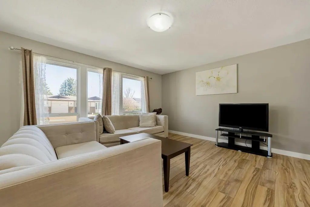 10 Trent Road W Lethbridge AB T1K 4N2