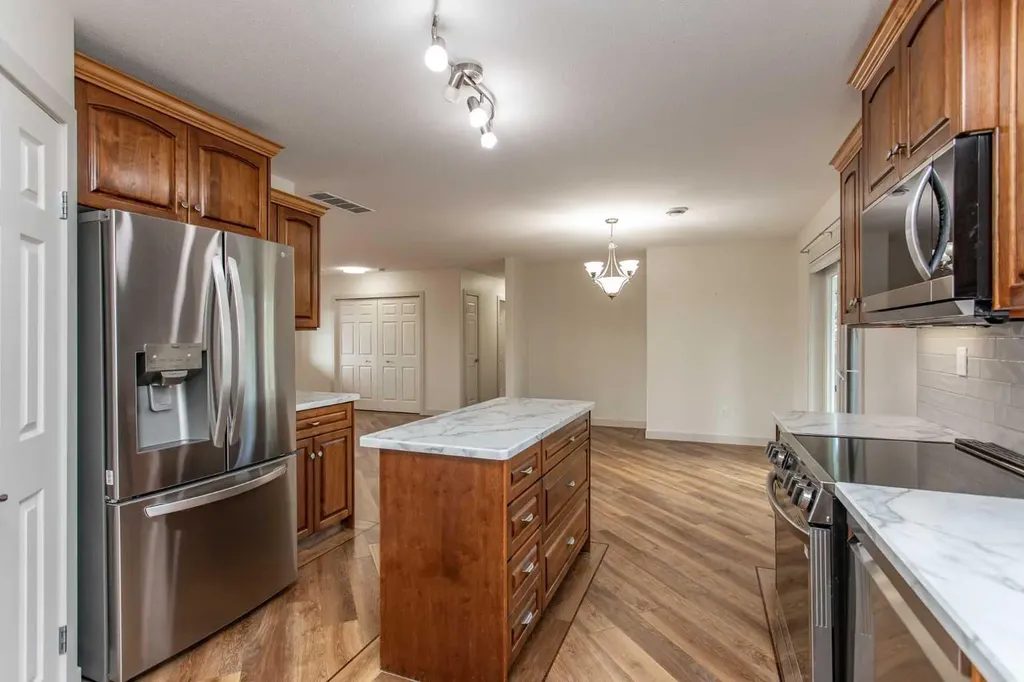 4504 45 Avenue Lacombe AB T4L1W3