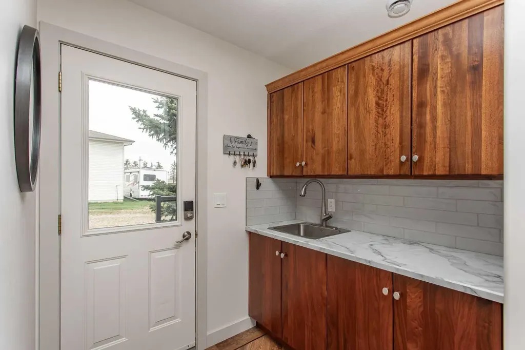 4504 45 Avenue Lacombe AB T4L1W3