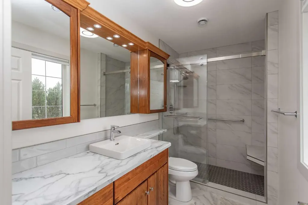 4504 45 Avenue Lacombe AB T4L1W3