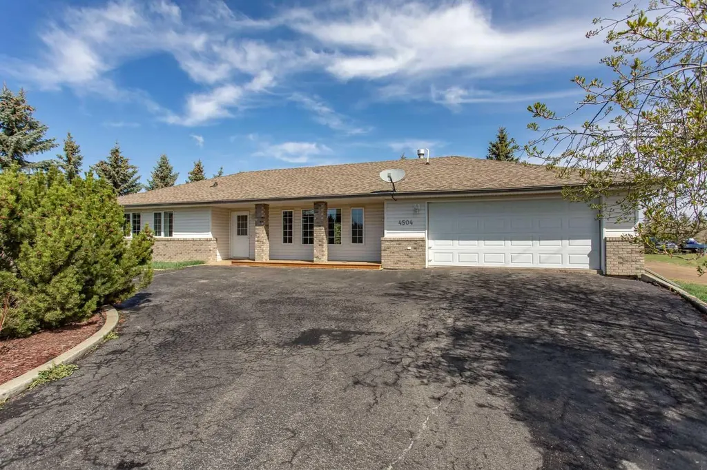 4504 45 Avenue Lacombe AB T4L1W3